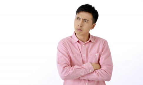 考察している男性